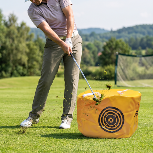 Golfer trainiert Treffmoment mit Impact Bag